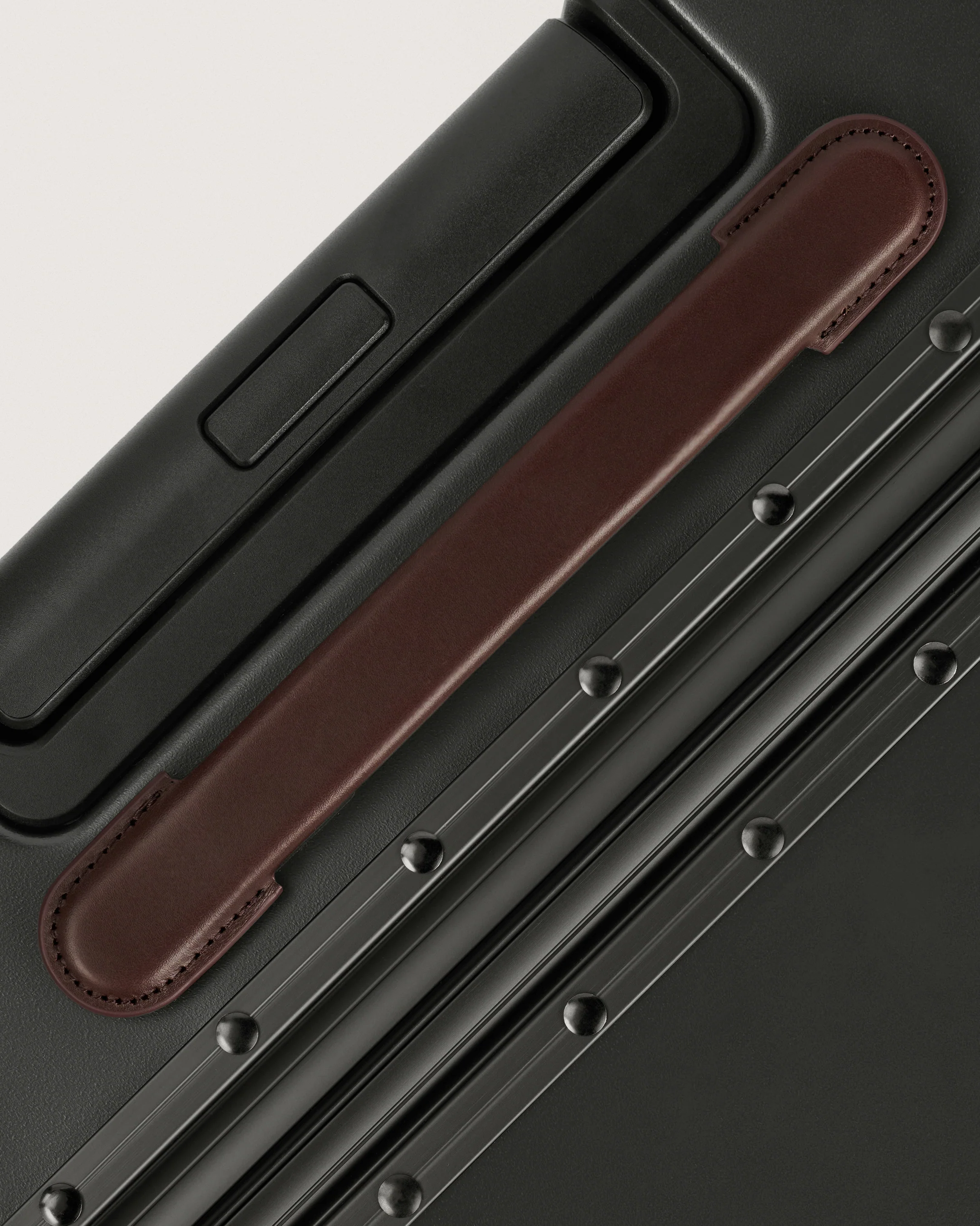 The Carry-on - Return - Image 37