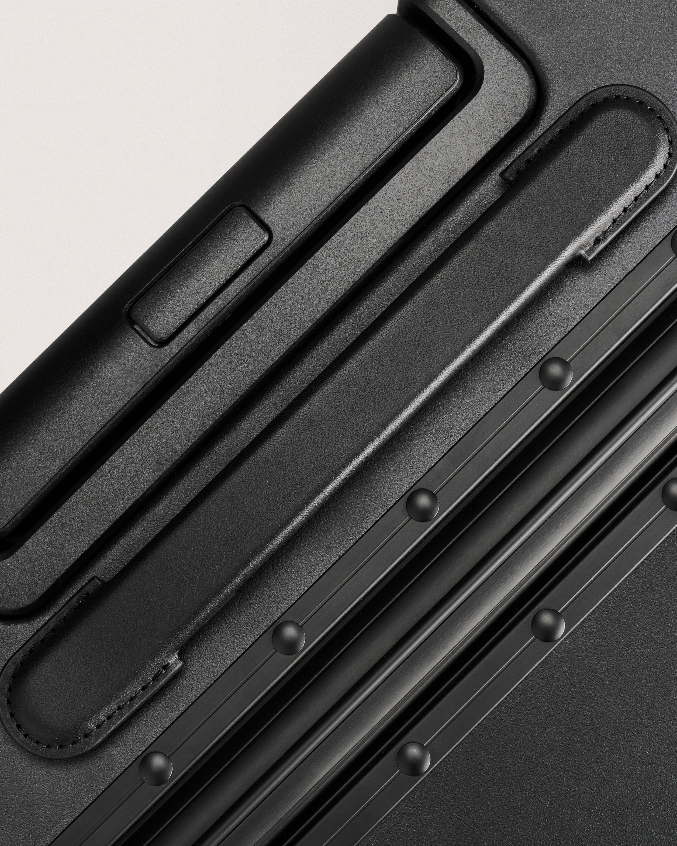The Carry-on - Return - Image 49