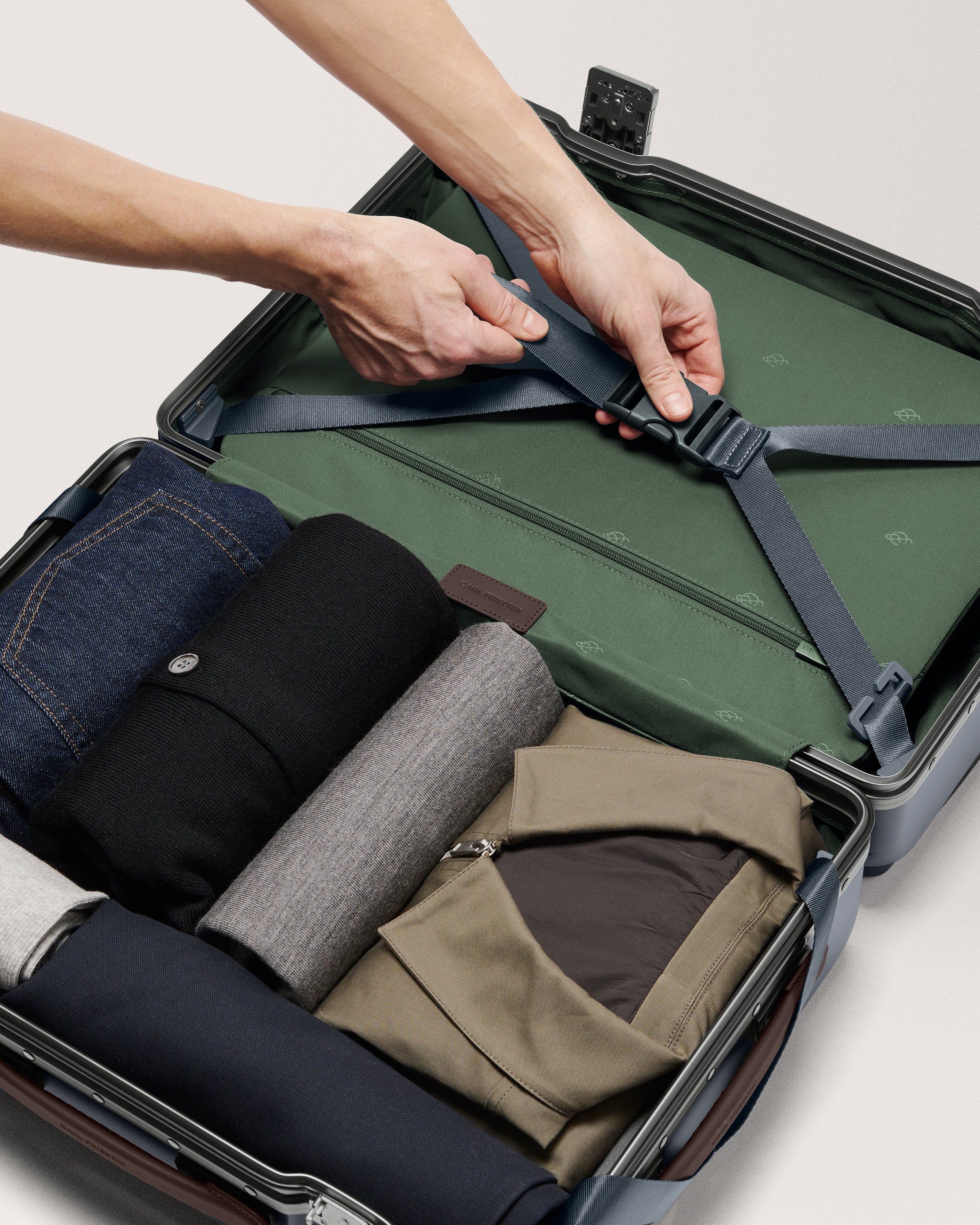 The Carry-on - Image 79