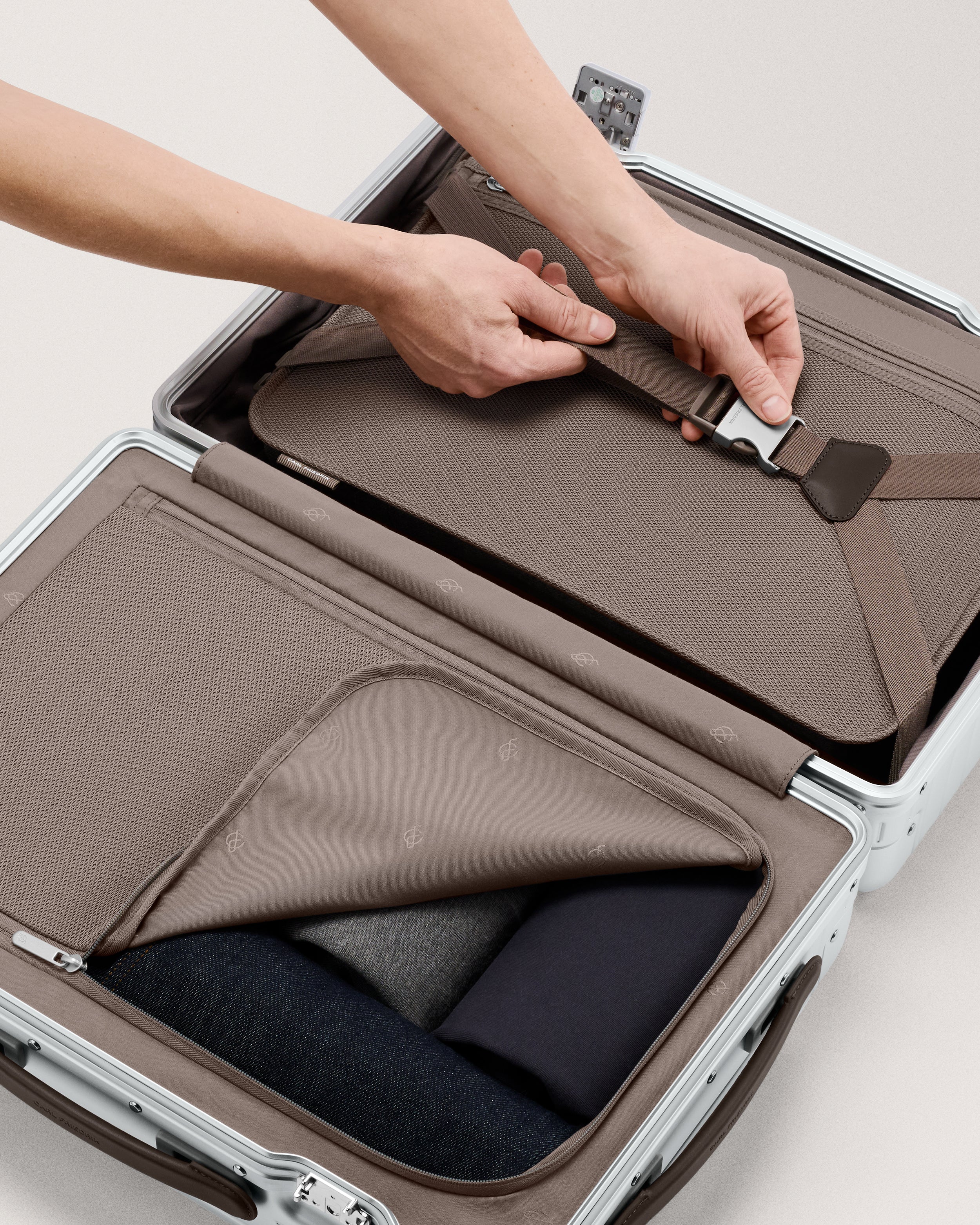 The Carry-on - Image 34